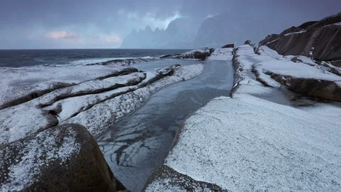Winter Surf, and Hail on a Stone Beach 스톡 동영상 106465535