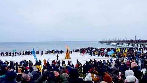 Winter swimmers around fire in beach ready to go swimming in freezing cold sea Video stock 329187802