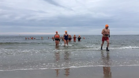 Winter swimmers taking a cold bath in the baltic sea 스톡 동영상 119924362