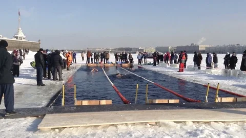 Winter swimming Stockbeeldmateriaal 90840733