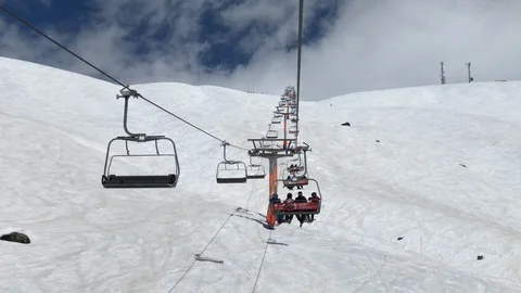 Winter time gudauri ski resort lift ride slow motion panorama 4k georgia Vídeo Stock 98686897