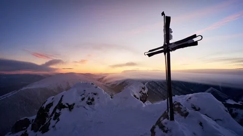 Winter timelapse of summit cross and rolling fog in mountains at dusk. 스톡 동영상 336394939
