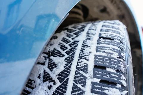 Winter tire tread pattern covered with snow close up Fotos de archivo