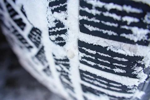 Winter tire tread pattern covered with snow close up Fotos de archivo