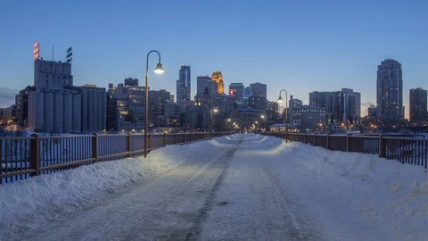 A Winter Twilight Timelapse on The Stone Arch Bridge in Minneapolis Video stock 103401996