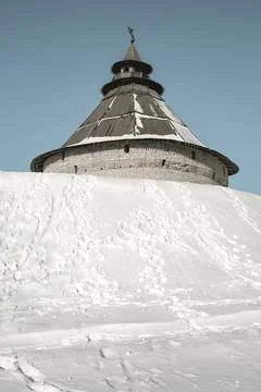 Winter view of the round tower in the ancient Russian fortress of Pskov. Foto stock