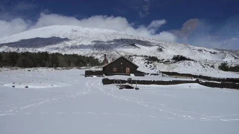 Winter View Sicily Etna Mountain Refuge Volcanic Landscape Snow Clouds Horizon Vídeos de archivo 150581311