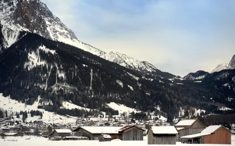 Winter view of a small town in the Alpine mountains Foto stock