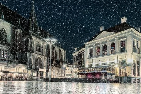 Winter view with snowfall of the Dutch central square in the city of Zwolle Foto stock