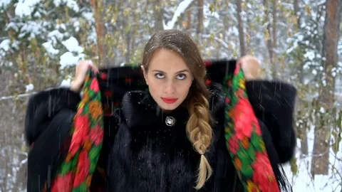 A winter walk. 動画素材 84967862