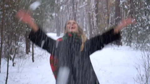 A winter walk. 動画素材 84971331