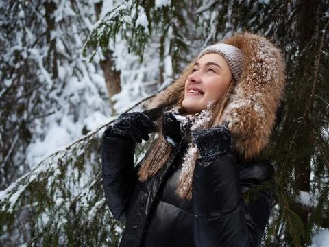 Winter walk through the forest, snow-covered beautiful pine forest. Foto stock