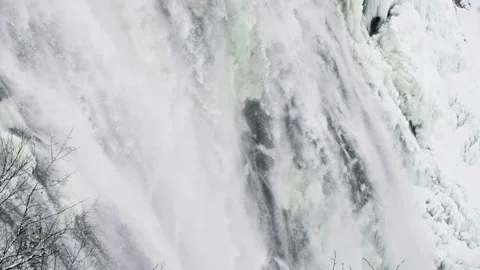 Winter waterfall in slow motion Vidéo 234672613
