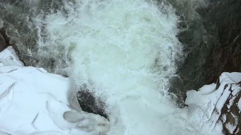 Winter waterfall. Water flow under ice. Flowing water under ice Vidéo 72198178