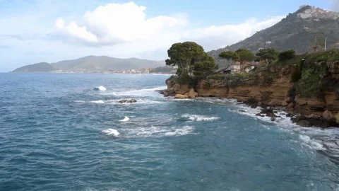 Winter Waves on the Cliffs on the Mediterranean Coast at Castellabate, Italy 動画素材 93655052