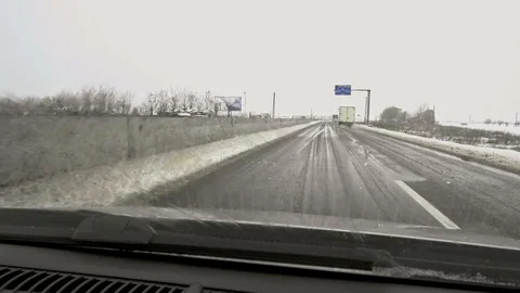 Winter weather on the car road - falling snow Vídeos de archivo 87644193