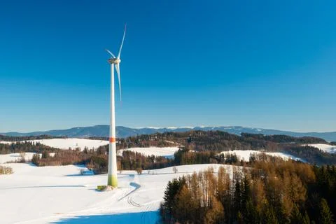 Winter wind mill in open field symbolizing climate adaptation Foto stock