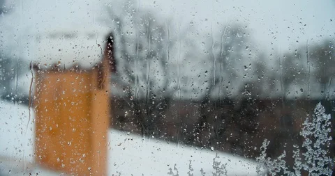 Winter window with drops 库存影片 87703054