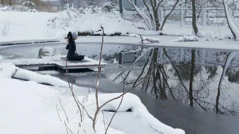 Winter yoga session. Man in black Video stock 83916369