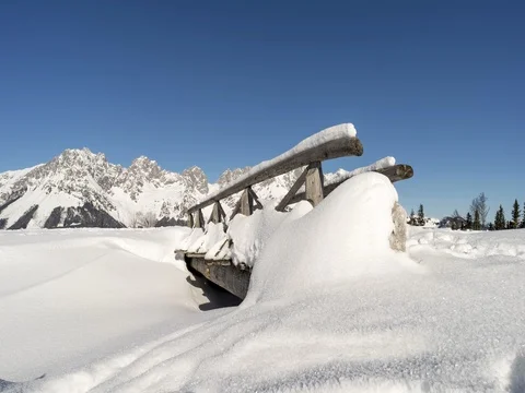 Winterbridge in front of Wilder-Kaiser in Going 库存影片 72986302