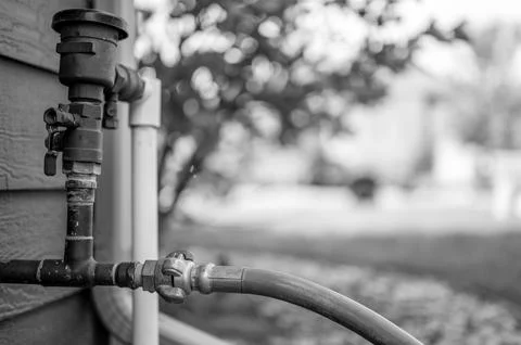 Winterizing a residential irrigation system by using a compressor and forced air Foto stock