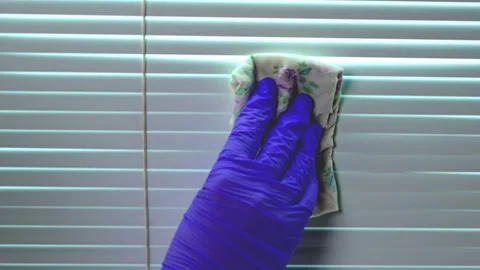 To wipe the blinds Stock Footage 314394439