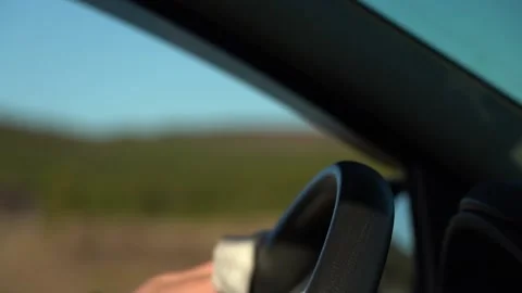Wipe the steering wheel of the car with a damp cloth. Vídeo Stock 155068816