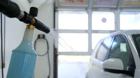 Wipe white car after washing. Foto stock