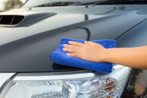 Wiping on car 库存照片
