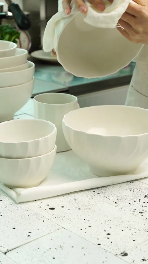 Wiping Dish with Cloth on Table 動画素材 334092951