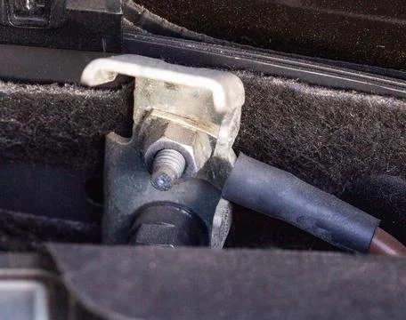 Wire connecting the negative terminal of an electrical element to the vehicle Foto stock