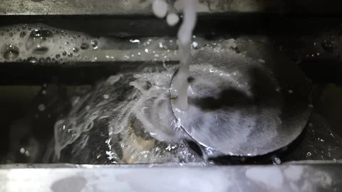 Wire EDM metal cutting process with coolant in precision machining. Vídeo Stock 347794822