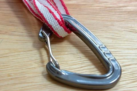 Wire gate carabiner of a extendable quickdraw Stock-Fotos
