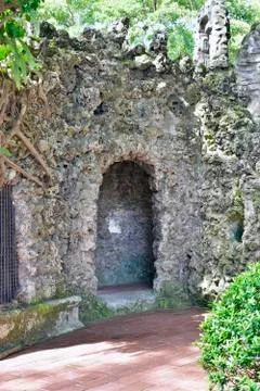 Wire rack with roots and opening in wall in Lin family mansion and Garden Stock Photos
