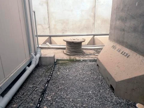 Wire spool cement t-wall drain pipes Foto stock
