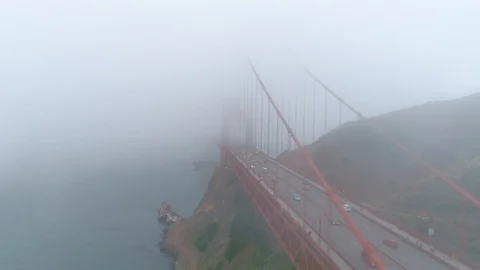 Wire stretch over the top of the tower of the famous bridge. 스톡 동영상 116753828