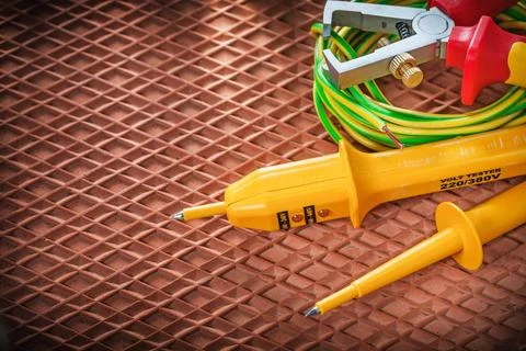 Wire stripper electric cable tester on dielectric protection mat Foto stock