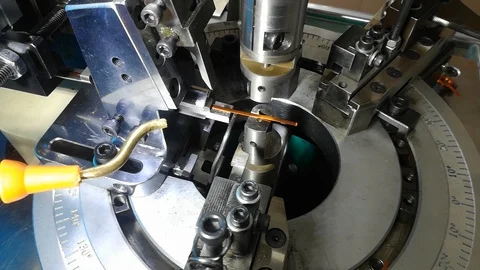 The wire twisting machine makes new copper wire details.  動画素材 111407094