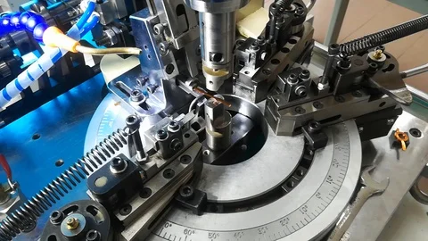 The wire twisting machine makes new copper wire details.  動画素材 111407096