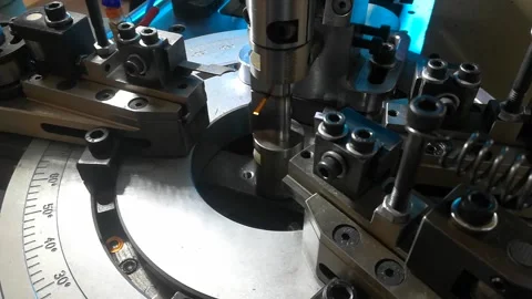 The wire twisting machine makes new copper wire details.  動画素材 111407101