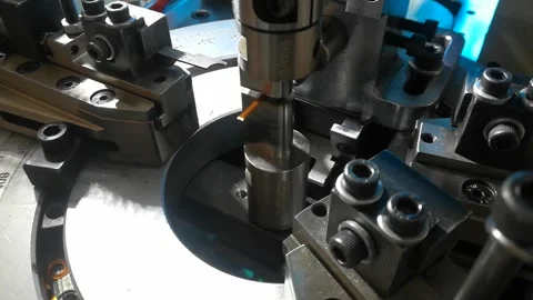 The wire twisting machine makes new copper wire details.  動画素材 111407113
