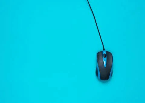 Wired pc mouse on blue background. top view Stockfoto's