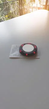 Wireless calling system device with bill on table at coffee shop and restaura Fotos de archivo