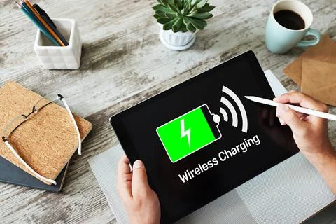 Wireless charging icons and progress bar on device screen Stock-Fotos