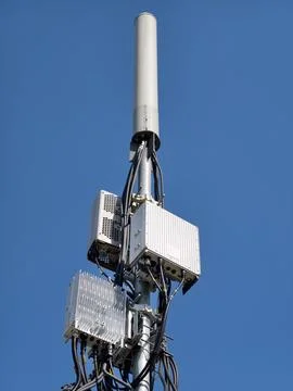 Wireless communication tower offering 5G service in an open landscape Foto stock