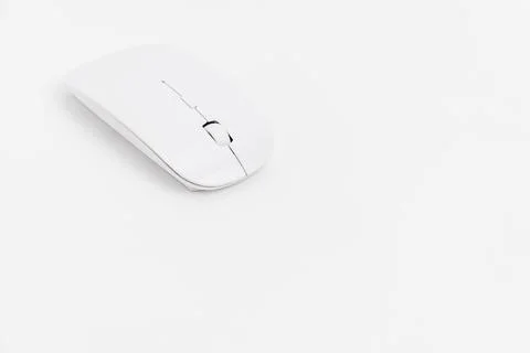 Wireless computer mouse on plain surface in a simple setup Foto stock