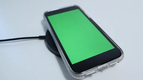 Wireless Device Charger with Greenscreen iPhone placed into frame 库存影片 127727032