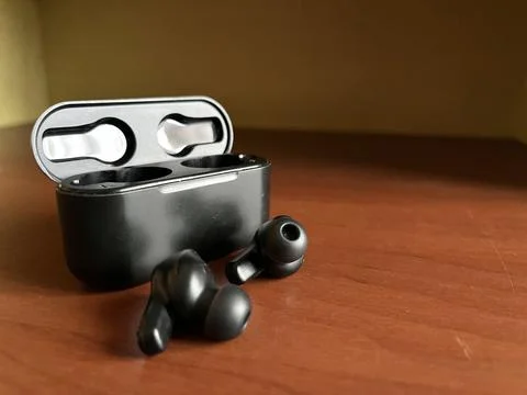 Wireless earbuds with basic black color Foto stock