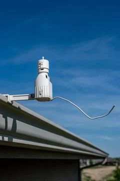 Wireless sprinkler rain sensor used to conserve water. Device is installed on a Foto stock