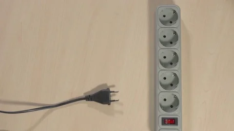 Wires pluged in power strip 库存影片 71227375